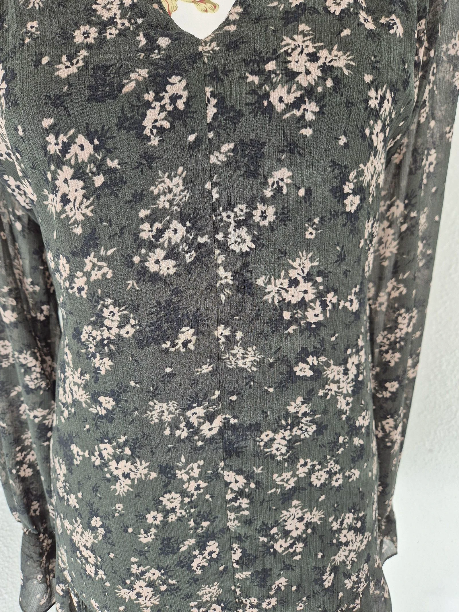 🌸 Vestido Zara floral cáqui P – seda fluida – mangas compridas – gola de babado – cinto – estilo boêmio chique – photo 2